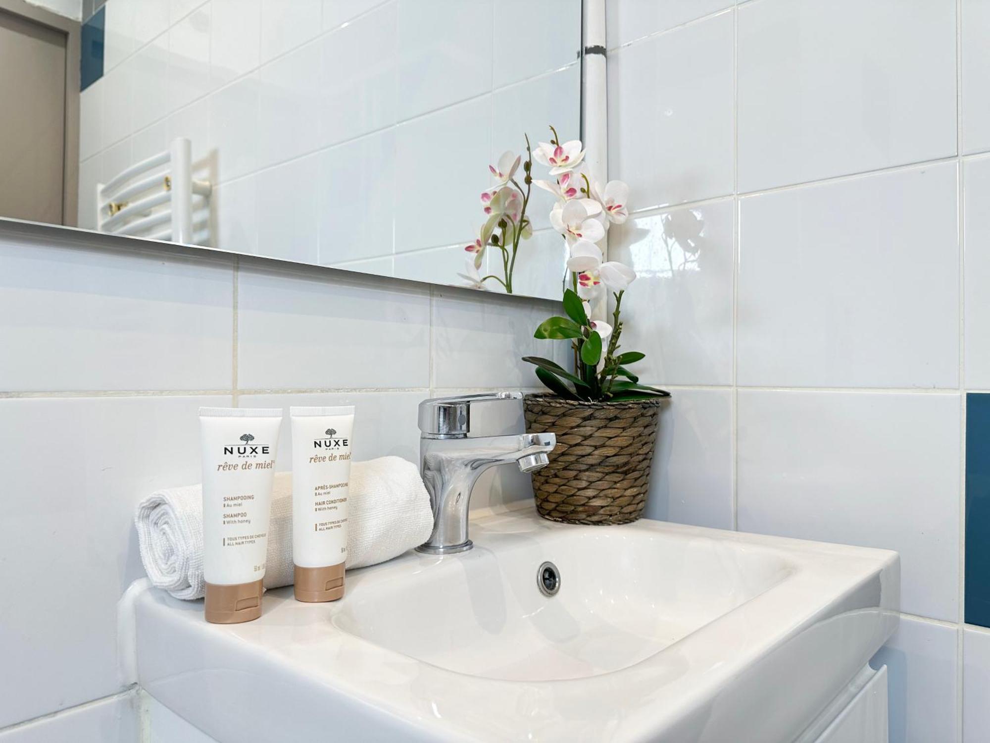 Chic Louvre Apartment Париж Екстериор снимка